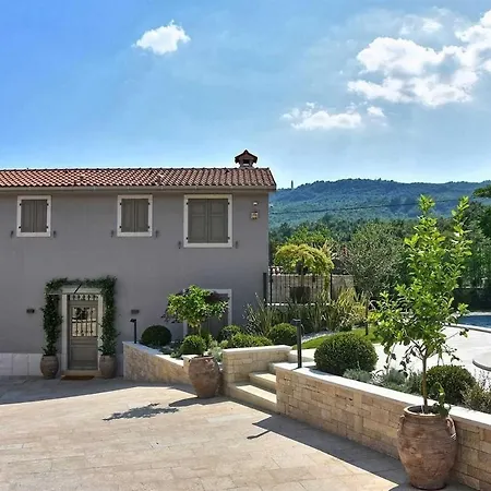 Vacay Zita With Pool Pićan